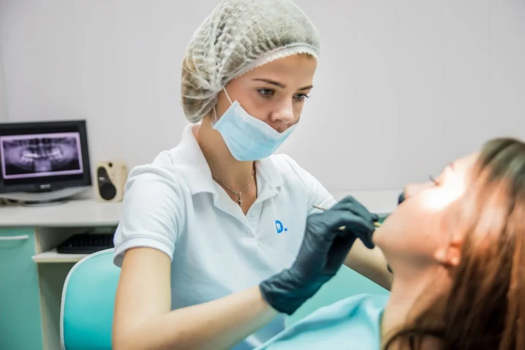 Ортодонт консультує пацієнта щодо опцій виправлення прикусу | Ортодонтія | Стоматологія D.Ante